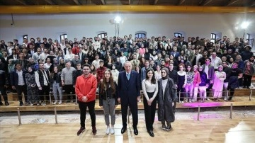 Cumhurbaşkanı Erdoğan gençlerle buluştu: Kimsenin sizi ideallerinizden koparmasına müsaade etmeyin