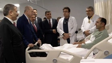 Cumhurbaşkanı Erdoğan, Hatay Eğitim ve Araştırma Hastanesi'nde tedavi gören hastaları ziyaret e