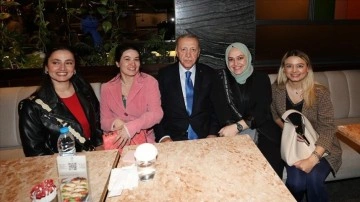 Cumhurbaşkanı Erdoğan, kafede gençlerle bir araya geldi