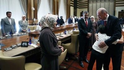 Cumhurbaşkanı Erdoğan, Kahramanmaraş'taki okul saldırısında hayatını kaybeden &ouml;ğrencilerin aileleriyle g&ouml;r&uuml;şt&uuml;