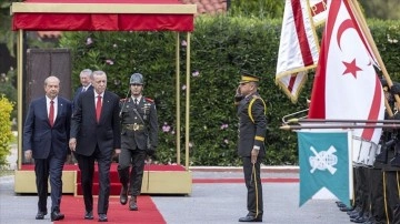 Cumhurbaşkanı Erdoğan, KKTC Cumhurbaşkanı Tatar tarafından resmi törenle karşılandı