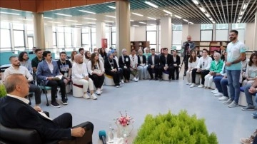 Cumhurbaşkanı Erdoğan, kütüphane açılışı sonrası gençlerle bir araya geldi