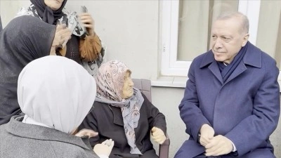 Cumhurbaşkanı Erdoğan, Rize'de komşularıyla bayramlaştı