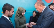 Cumhurbaşkanı Erdoğan, Şırnak'ta genç çiftin nişan yüzüklerini taktı