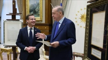 Cumhurbaşkanı Erdoğan ve İsveç Başbakanı Kristersson arasında anlamlı hediye takdimi