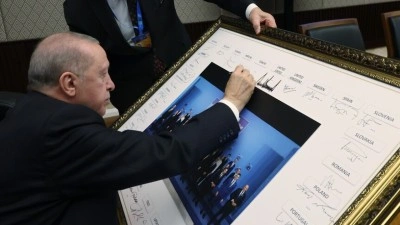 Cumhurbaşkanı Erdoğan, zirvedeki aile fotoğrafını imzaladı