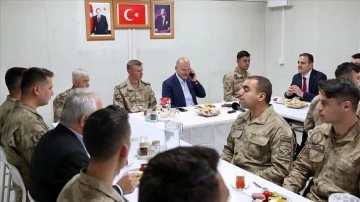 Cumhurbaşkanı Erdoğan, Zirvin Tepe Üs Bölgesi'ndeki jandarmaların Ramazan Bayramı'nı kutla