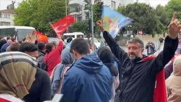 Cumhurbaşkanı Erdoğan'ın Üsküdar'daki konutunun önünde kutlamalar sürüyor