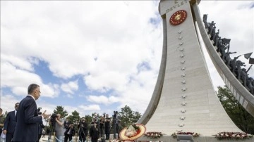 Cumhurbaşkanı Yardımcısı Oktay 15 Temmuz Anıtı'na çelenk bıraktı