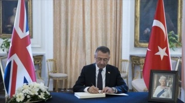 Cumhurbaşkanı Yardımcısı Oktay, İngiltere Büyükelçiliğinde açılan taziye defterini imzaladı