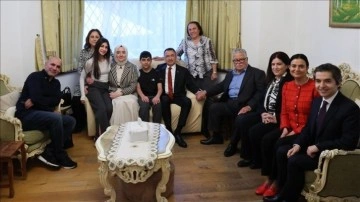 Cumhurbaşkanı Yardımcısı Oktay ve eşi Hümeyra Oktay, Londra'da Kıbrıs Türkü aileye misafir oldu