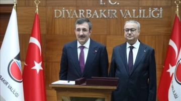 Cumhurbaşkanı Yardımcısı Yılmaz Diyarbakır Valiliğini ziyaret etti