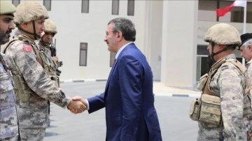Cumhurbaşkanı Yardımcısı Yılmaz, Katar'da görevli Mehmetçik ile bir araya geldi