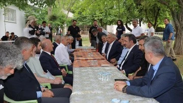 Cumhurbaşkanı Yardımcısı Yılmaz'dan depremde hayatını kaybeden AK Parti'li Taş'ın ailesine ziyaret