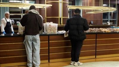 Cumhurbaşkanlığı Millet K&uuml;t&uuml;phanesi'nde ziyaret&ccedil;ilere sahur ikramları dağıtılıyor