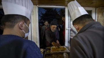Cumhurbaşkanlığında görevli aşçılar, depremzedeler için yemek pişiriyor