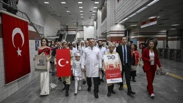 Cumhuriyet dönemi sağlıkçı kıyafetlerini giyen sağlık çalışanları, Ankara'da yürüyüş düzenledi