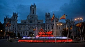 Cumhuriyet'in 100. yılında Madrid'deki Kibele Meydanı kırmızı beyaz renklerle ışıklandırıl