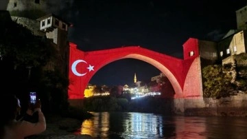 Cumhuriyet'in 100. yılında tarihi Mostar Köprüsü Türk bayrağının renklerine büründü