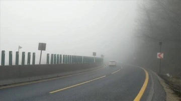 D-100 kara yolunun Bolu Dağı geçişinde sis ulaşımı olumsuz etkiledi