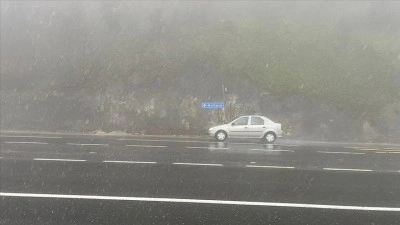 D-100 kara yolunun Bolu Dağı ge&ccedil;işinde sis ve sağanak etkili oldu