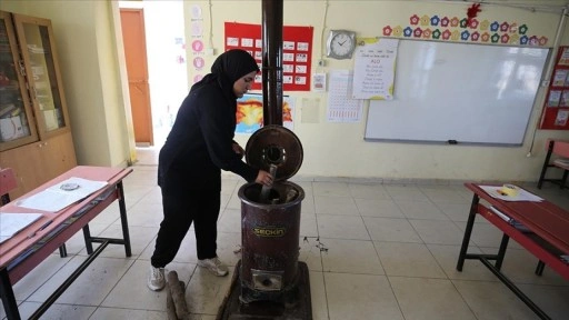 Dağ köyünün fedakar öğretmeni soba yakarak ısıttığı sınıfta öğrencileri geleceğe hazırlıyor