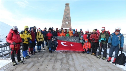 Dağcılar Sarıkamış şehitlerini şehadete y&uuml;r&uuml;d&uuml;kleri zirvede her yıl anıyor