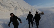 Dağda mahsur kalan belgesel ekibi kurtarıldı