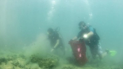 Dalgı&ccedil; &ccedil;iftten deniz altındaki kirliliğe g&ouml;n&uuml;ll&uuml; m&uuml;dahale