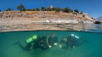 Dalgıçlar Van Gölü'nde su altı robotuyla temizlik yaptı