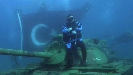 Dalış meraklılarını Saros Körfezi'ne çeken Su Altı Tarih Müzesi'ne "zırhlı katkı&quot