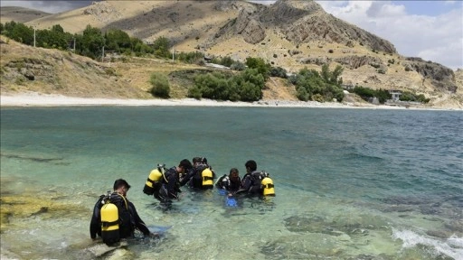 Dalış tutkunları Van Gölü'nün mavi sularında eğitim görüyor