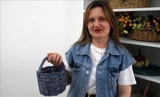 Dedesinin köyde kullandığı sepetlerden etkilenip örme konusunda ustalaştı