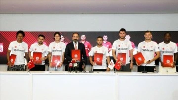 Demir Grup Sivasspor 7 futbolcu için toplu imza töreni düzenledi