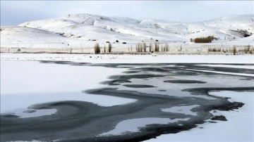 Demirözü Barajı'nın yüzeyi yeniden buzla kaplandı