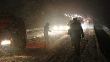 Denizli-Antalya ve Isparta-Burdur-Antalya kara yolu kar yağışı nedeniyle ulaşıma kapandı