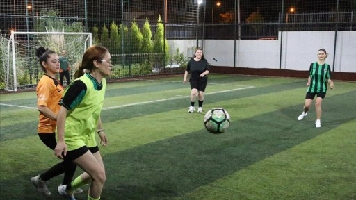 Denizli'de anneler, "günde değil halı sahada" stres atıyor