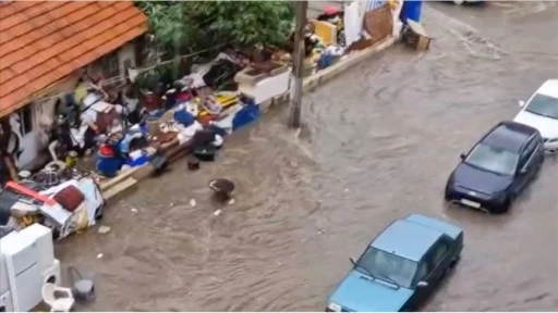 Denizli'de sağanak sebebiyle bazı evleri ve alt geçitleri su bastı