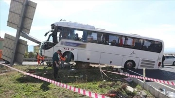 Denizli'de turistleri taşıyan otobüsle otomobilin çarpıştığı kazada ölü sayısı 3'e çıktı