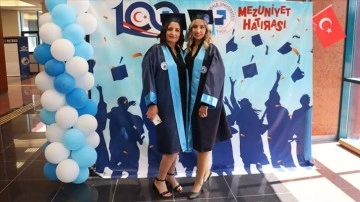 Denizli'de yüksekokulu birlikte okuyan anne kız diplomalarını aldı