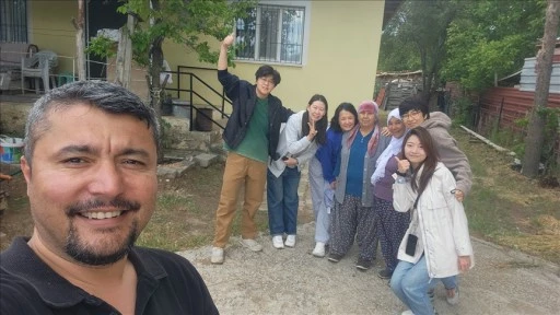 Denizlili tercüman, trafik kazası geçiren Çinli turistleri evinde ağırladı