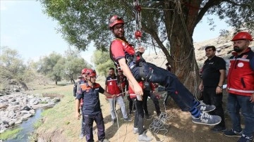 Deprem bölgesinde arama kurtarma görevine koşan öğretmenler için eğitimler sürüyor