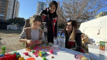 Deprem bölgesindeki çocuklara yaşadıklarını oyunlarla unutturmaya çalışıyorlar