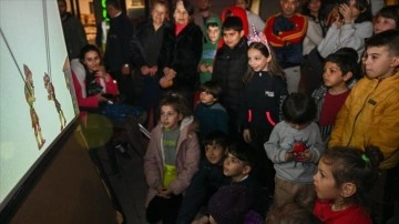 Deprem bölgesindeki çocukların yüzü kukla ve Karagöz gösterisiyle güldü