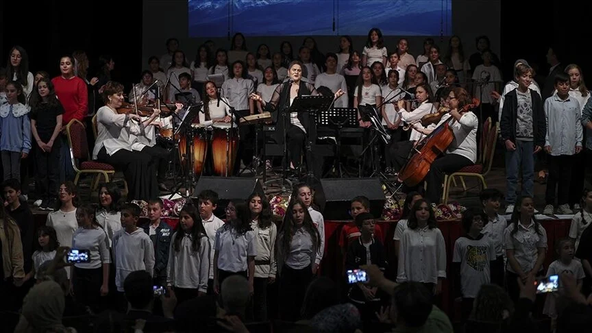 Deprem bölgesinden başkente gelen öğrenciler konser verdi