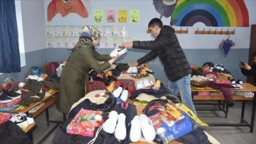 Deprem bölgesinden döndüler, Kars kırsalında çocuklara bayramlık dağıtıyorlar