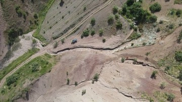 Deprem nedeniyle tepe çökünce manzarası değişen iki köy böyle görüntülendi