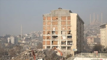 Deprem uzmanlarından "hasarlı binalara girmeyin" uyarısı