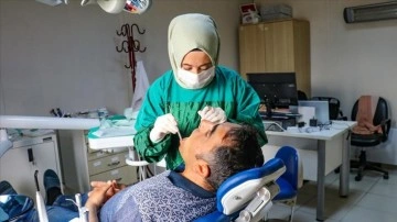 Depremde ayağı kırılan diş hekimi, sahra hastanesinde hizmet veriyor