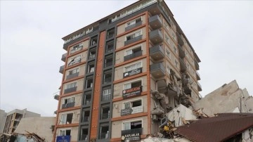Depremde çevresindeki 3 binanın üzerine devrildiği apartman ayakta kaldı